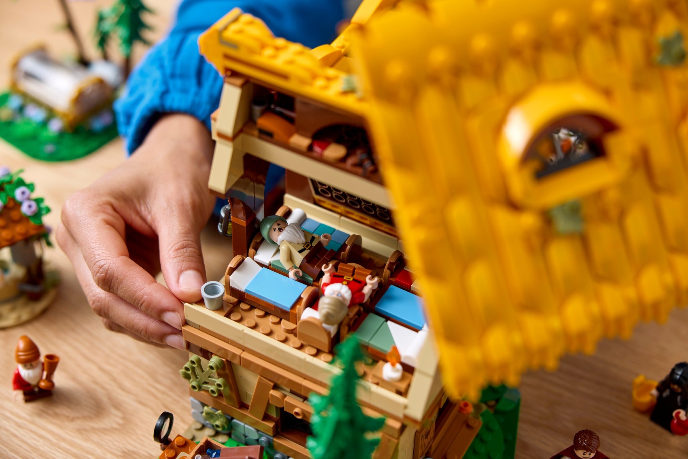 43242-1 - Snow White and the Seven Dwarfs' Cottage - Image 13
